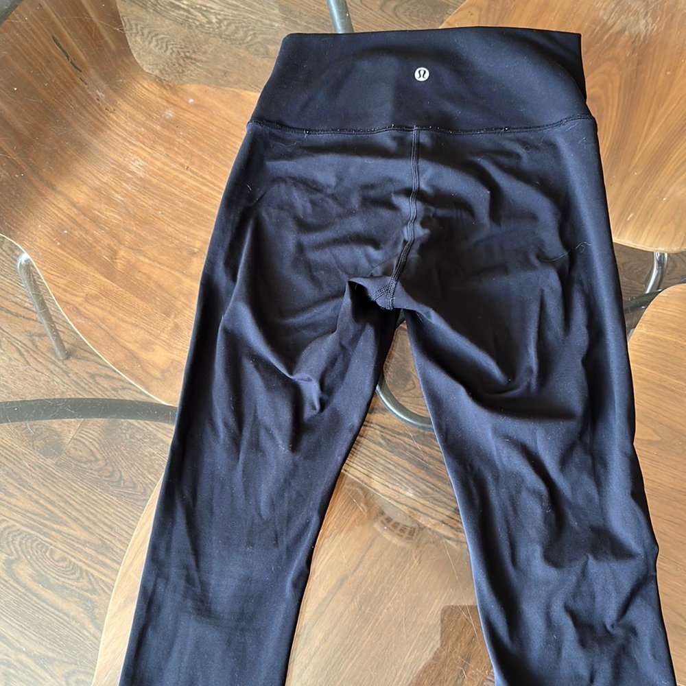 Lulu Lemon black leggings regular cut legs and length. Size:6